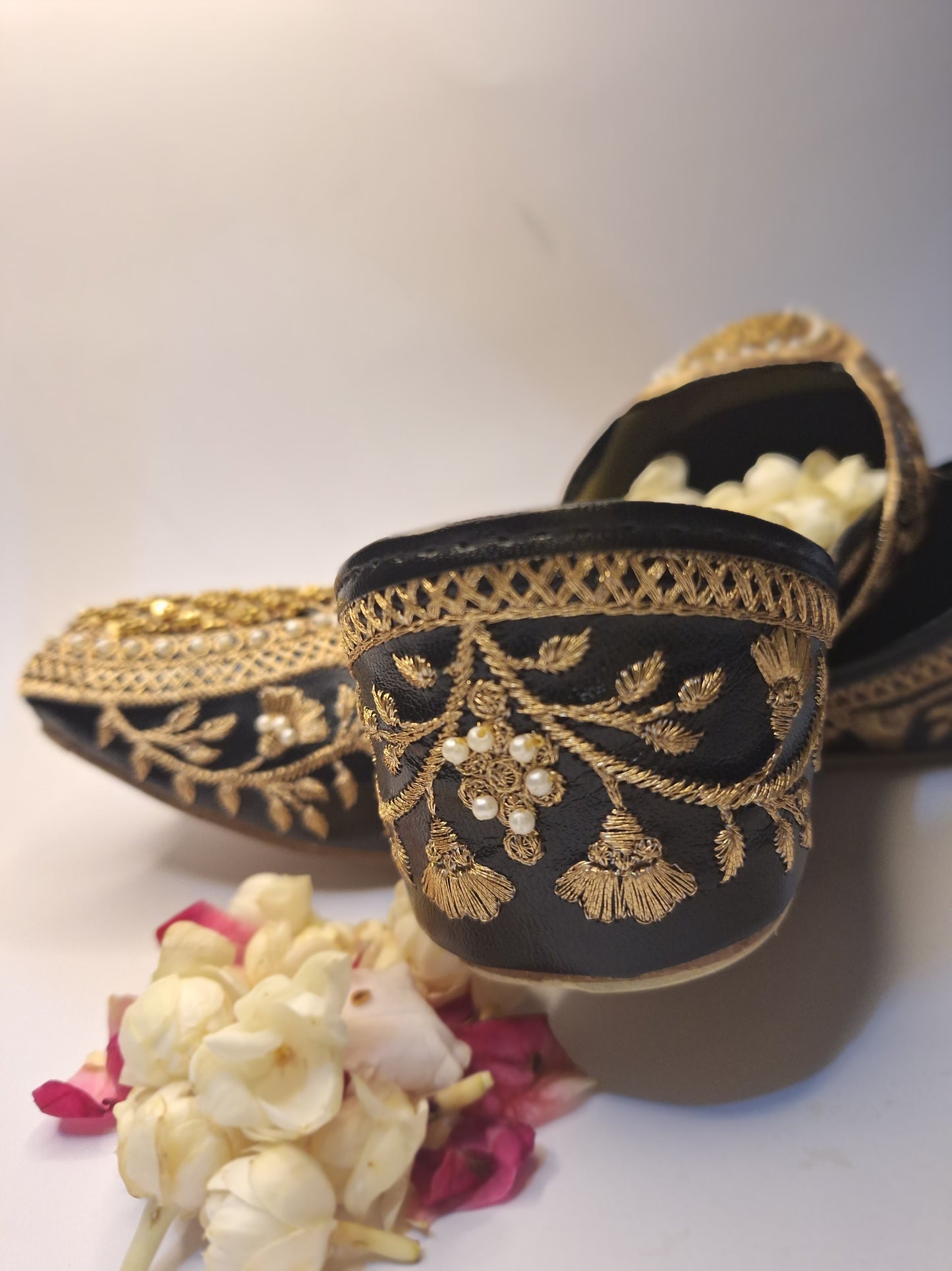 Shahi Zardosi Khussa